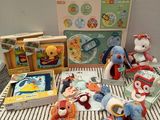 beaucoup de jouets et de livres par terre