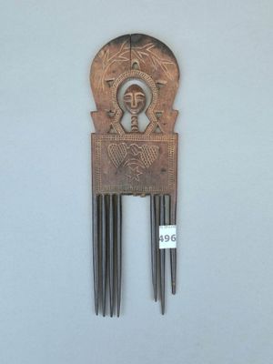 une photo d'un peigne en bois sur lequel est représentée une femme