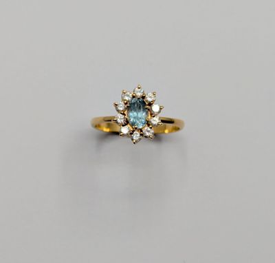 une bague en or sertie d'une topaze bleue entourée de diamants