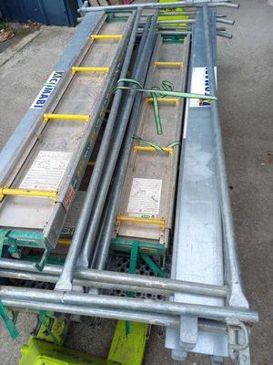 Elements d'échafaudage dont 7 gardes-coprs Comabi, 5 échelle… - Photo 1