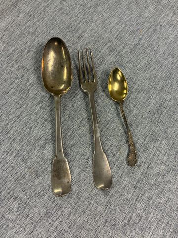 ANGERS, XVIIIe : cuillère et fourchette uniplat chiffrées en arge
