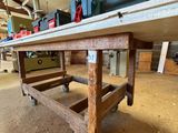 un établi sur lequel sont posés des outils dans un garage