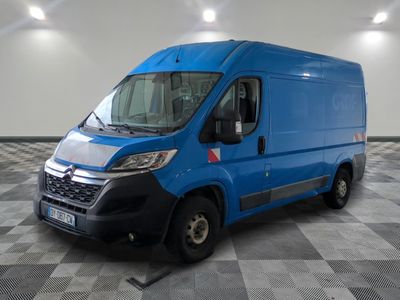 la camionnette bleue est garée sur un sol en damier dans le garage