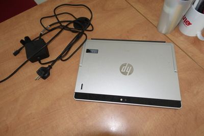 un ordinateur portable posé sur une table avec un chargeur