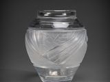 une photo d'un vase en verre posé sur une table