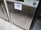 un réfrigérateur avec une étiquette de prix dans un magasin