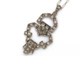 gros plan d'un collier de diamants sur fond blanc