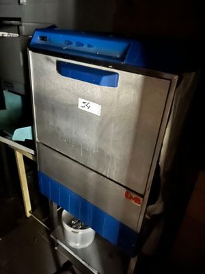 une photo d'une cuisine avec un lave-vaisselle bleu et argenté