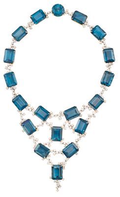 gros plan d'un collier sur fond blanc
