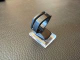 une bague posée sur une table
