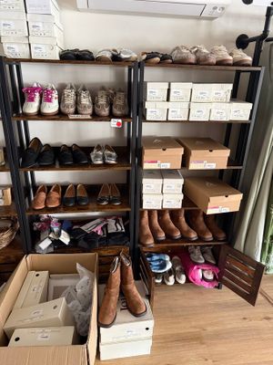 environ cinquante cinq paires de chaussures - exposition le lundi 16 m - Photo 1