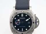 un gros plan d'une montre au cadran bleu