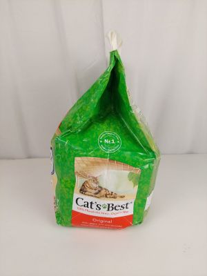 un sac de litière « Cat's Best » posé sur une table
