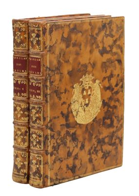 un vieux livre orné d'un médaillon doré sur la couverture