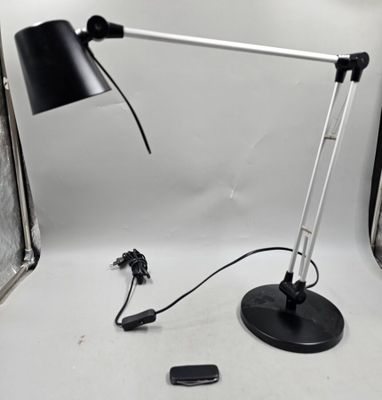 11 / J1 / Lampe de bureau articulée (fonctionne) et un …