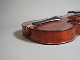 un violon posé sur une table