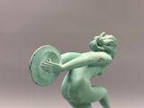 statue d'une femme tenant un disque dans la main droite