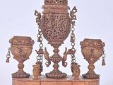 une table en bois sur laquelle se trouvent trois vases et une horloge