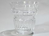 un vase en verre transparent posé sur une table blanche