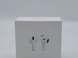 Une pomme et des AirPods se trouvent dans une boîte blanche posée sur une surface blanche