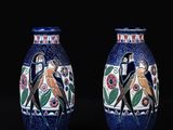 une paire de vases bleus ornés d'oiseaux et de fleurs sur fond noir