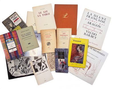 de nombreux livres posés les uns à côté des autres sur une table