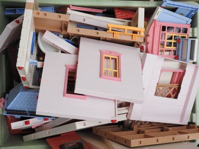 une boîte remplie de maisons de poupées et d'autres jouets