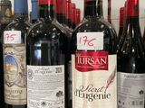 plusieurs bouteilles de vin rouge sont alignées sur un comptoir