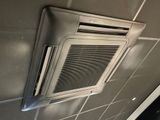 un climatiseur fixé au mur de la salle de bains