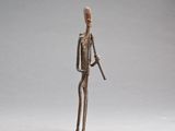 figurine représentant un homme tenant une batte de baseball sur un fond gris