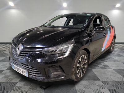 la voiture noire est garée sur un sol en damier dans le garage