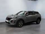 Un SUV gris est garé dans une grande pièce.