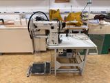 une machine à coudre posée sur une table dans une pièce