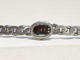 bracelet en argent orné d'une pierre marron au centre