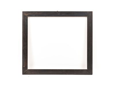un cadre noir sur fond blanc, accroché à un mur blanc