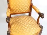 une image représentant une chaise dont l'assise est recouverte d'un tissu jaune