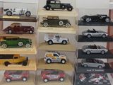 de nombreuses maquettes de voitures exposées dans une vitrine