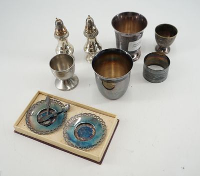 un plateau avec des tasses et des cuillères en argent posé sur une table