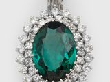 un pendentif en émeraude et diamants