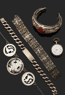 un assortiment de bijoux comprenant une montre, un bracelet et un bracelet