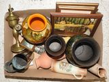 une boîte remplie de vases et d'autres objets posée par terre