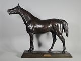 statue d'un cheval debout sur un socle en bois sur fond blanc