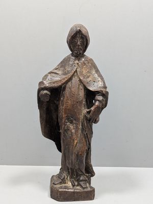 une vieille statue en bronze représentant une femme tenant un sac