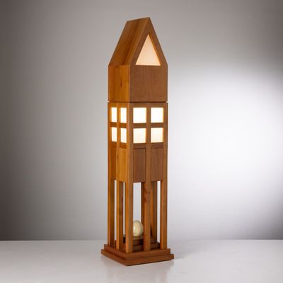 une image représentant une lampe en bois avec une lumière à l'intérieur