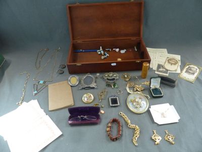 une boîte en bois remplie de nombreux objets divers posée sur une table