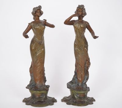 une paire de statues en bronze représentant une femme et un homme