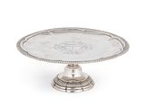 une assiette en argent ornée d'un motif décoratif