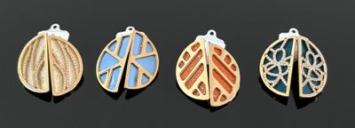 quatre pendentifs de formes et de couleurs différentes sur un fond noir