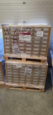 une pile de boîtes empilées les unes sur les autres