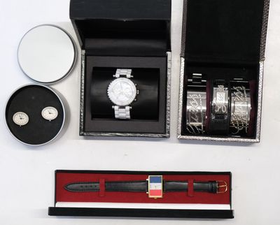 une montre, une montre et un coffret à montre posés sur une table